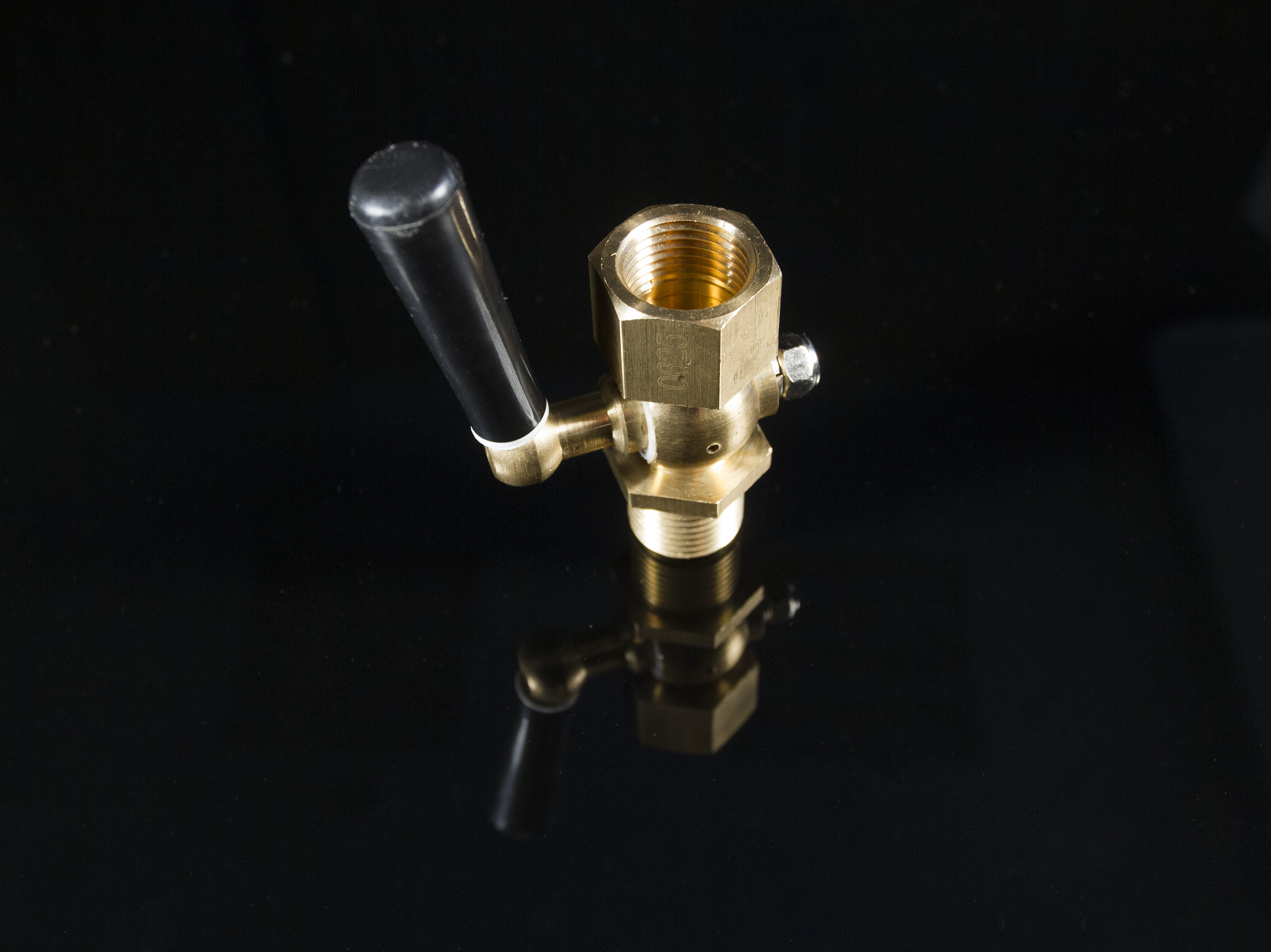 06257015040 Латунный кран трёхходовой для манометра в-н 1/2"-1/2" ручка Ду15