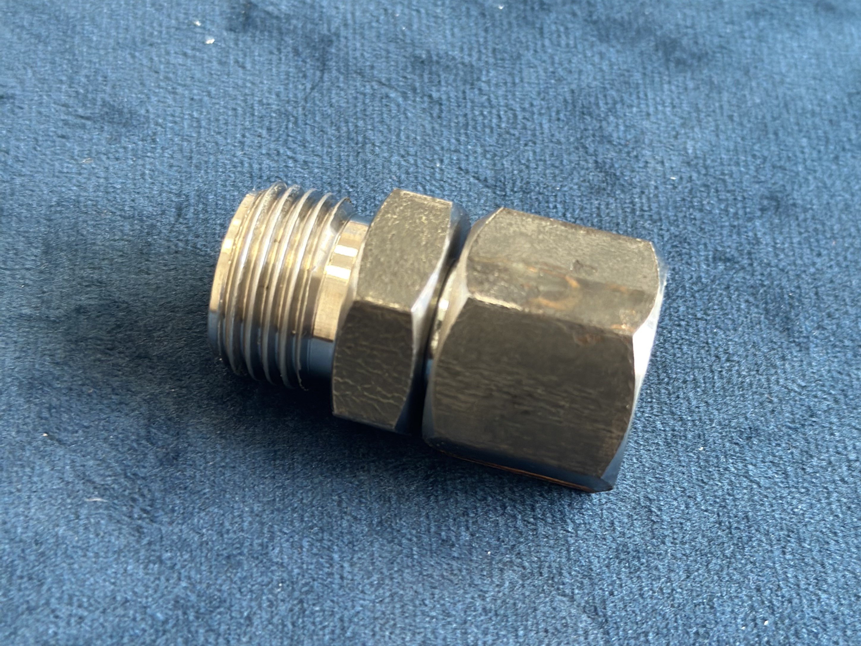 10.051.S20.0.1/2 Переходник для манометра G1/2"внутр. - G1/2" наружн. с плавающей гайкой, сталь Ст20