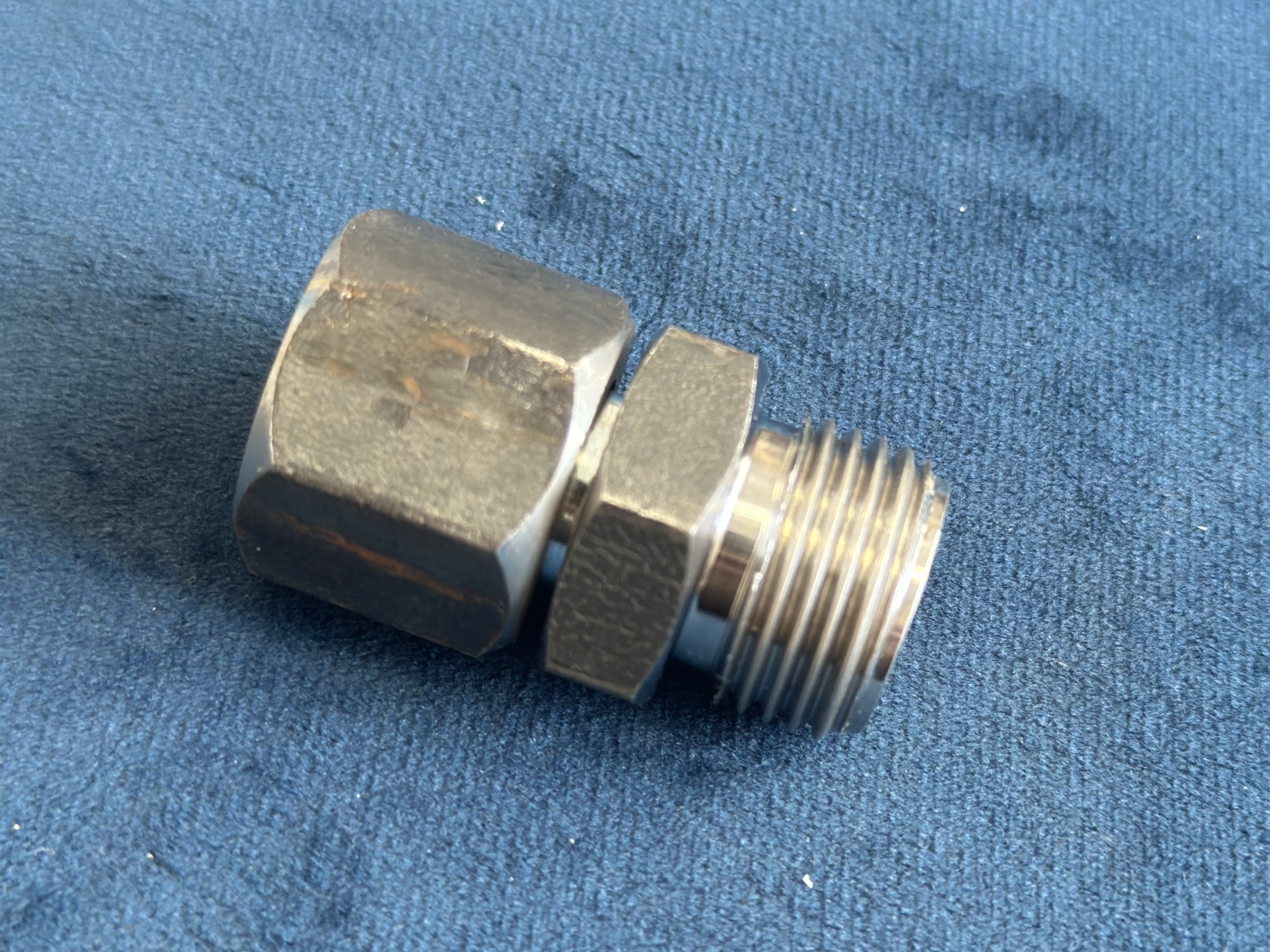 10.051.S20.0.1/2 Переходник д/манометра G1/2"внутр. - G1/2" наружн. с плавающей гайкой, сталь Ст20